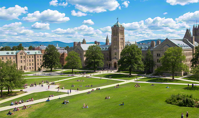 蓝天下的特伦特大学校园美景